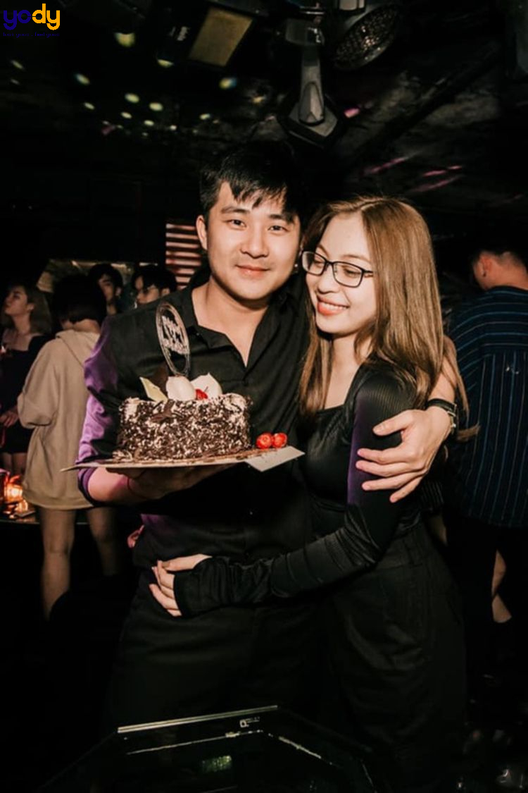 Chụp ảnh sinh nhật trong quán bar