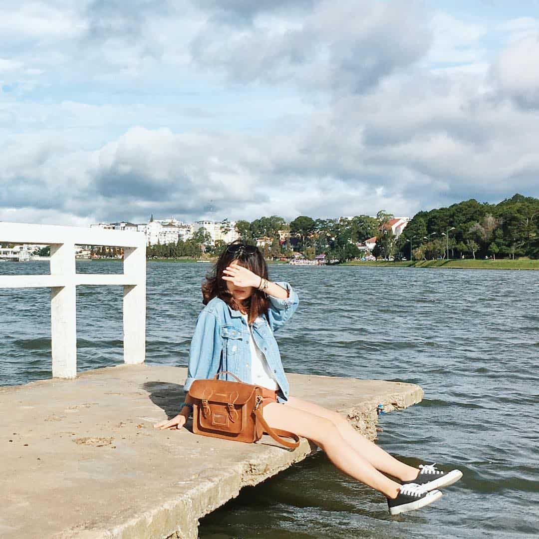 Thậm chí có thể dùng tay để che bớt một phần gương mặt