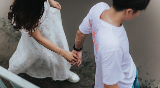 Nắm tay nhau bước đi là ý tưởng không nên bỏ qua