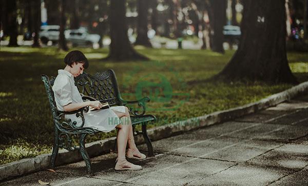 Tạo dáng với ghế công viên