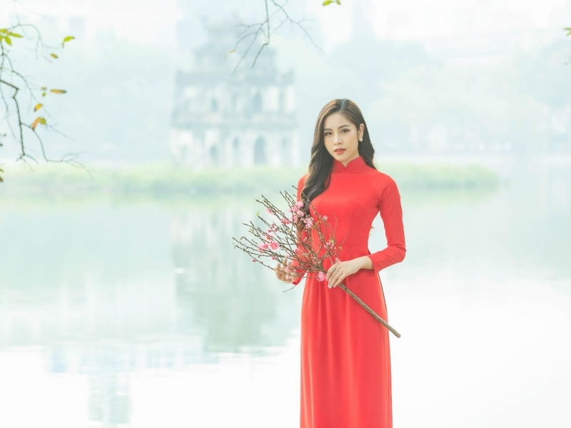 15+ cách tạo dáng chụp ảnh áo dài Tết đẹp, sang, duyên dáng