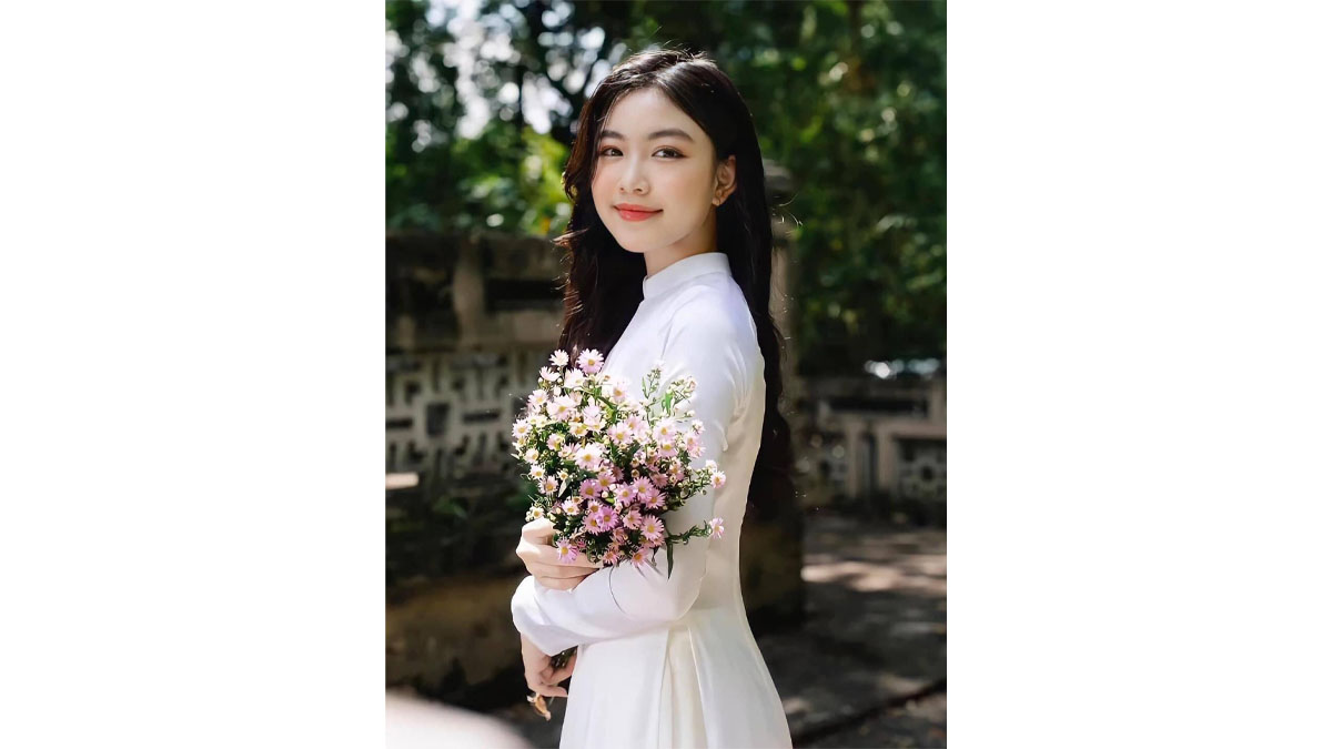 Chụp ảnh với hoa dễ thương
