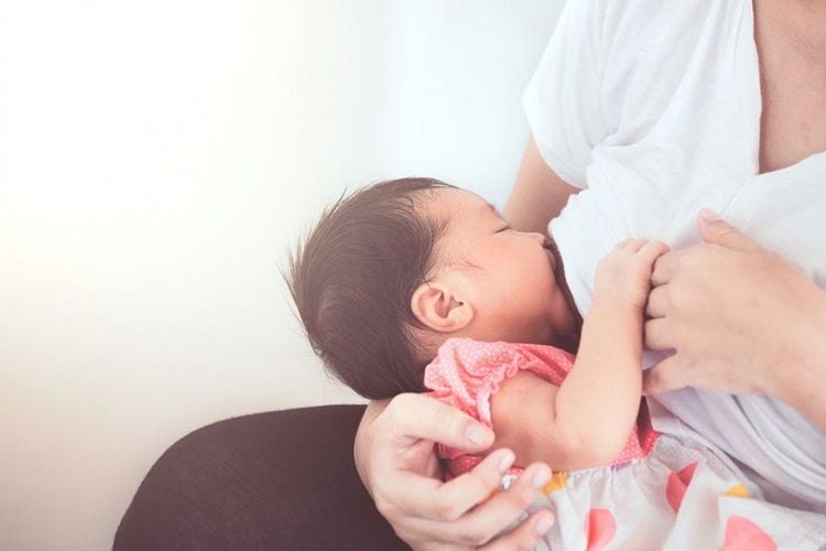 Khi đang bú nếu trẻ có quấy khóc nên dừng ngay việc bú lại để tránh sặc