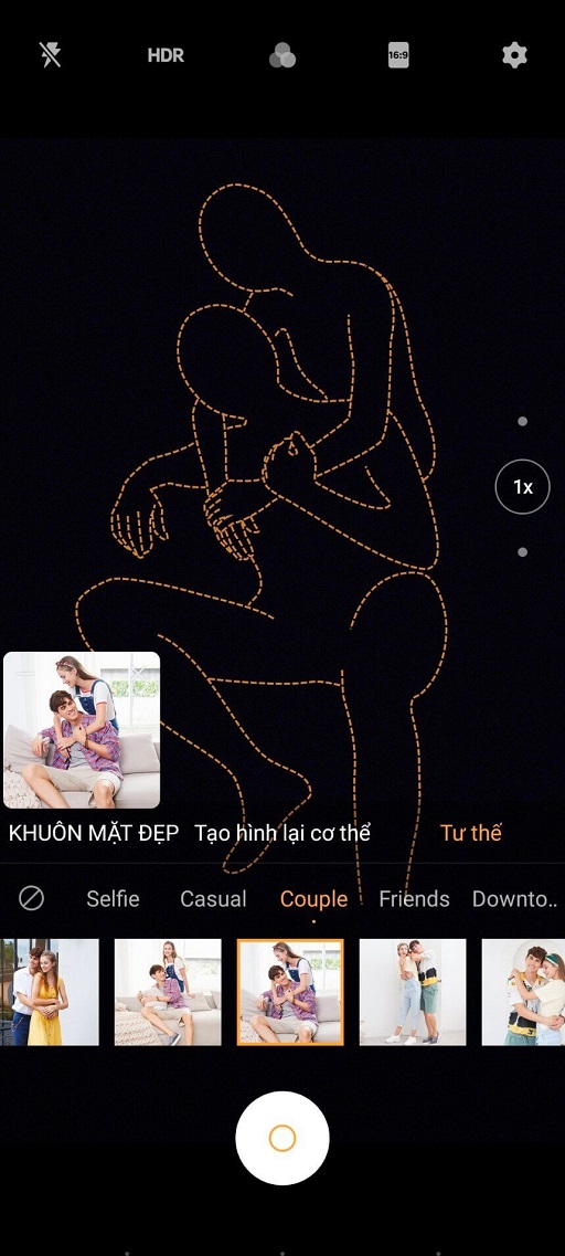 Dựa vào lưng bạn gái