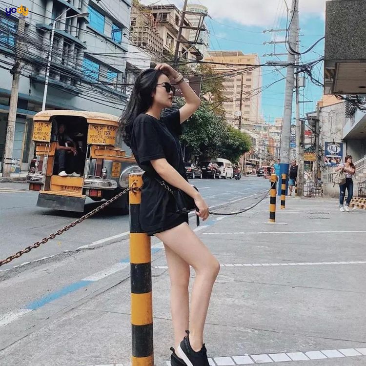 Tạo dáng chụp ảnh ngầu ngoài trời 