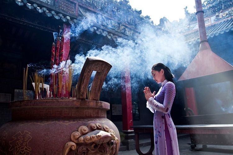 Tại sao không nên chụp ảnh khi vào đền chùa