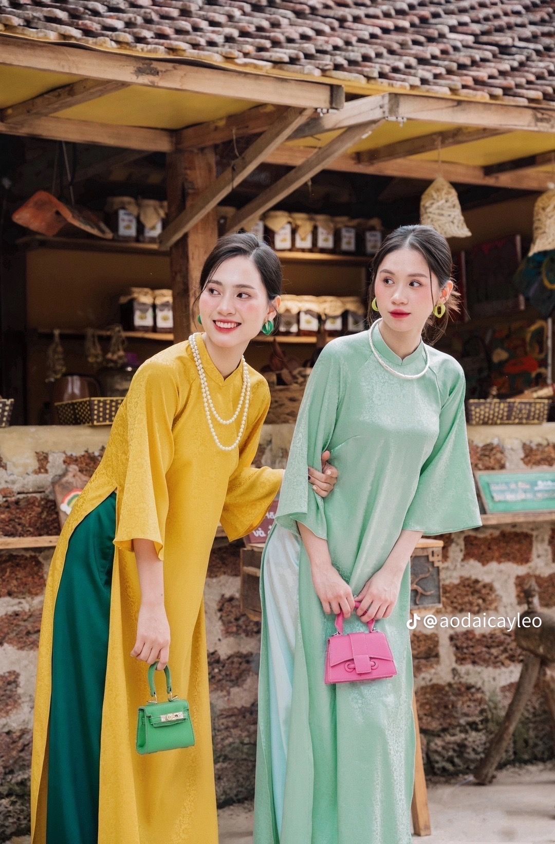 Một dáng đứng làm phố dịu lại