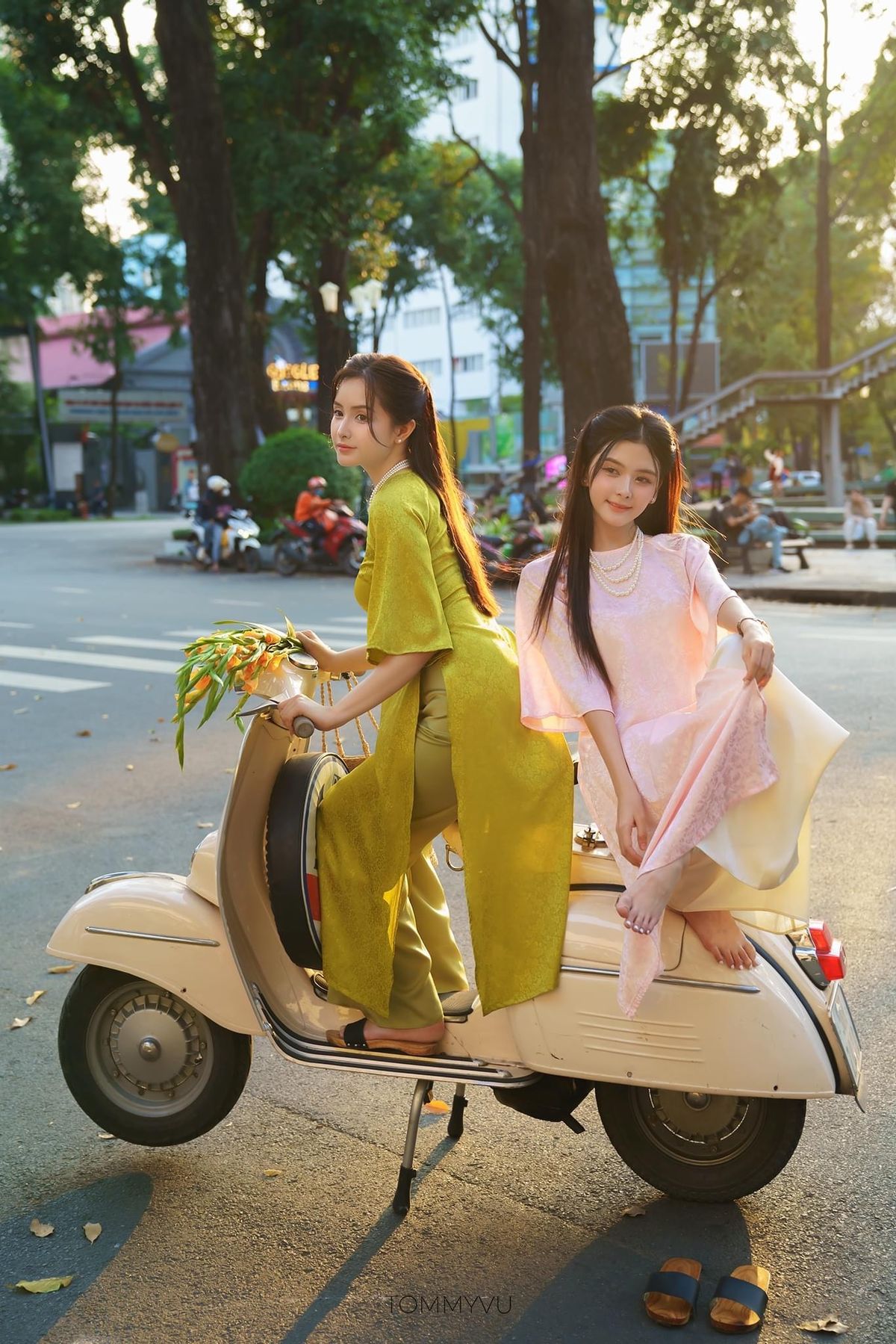 Nhịp bước hòa cùng tiếng lá xào xạc