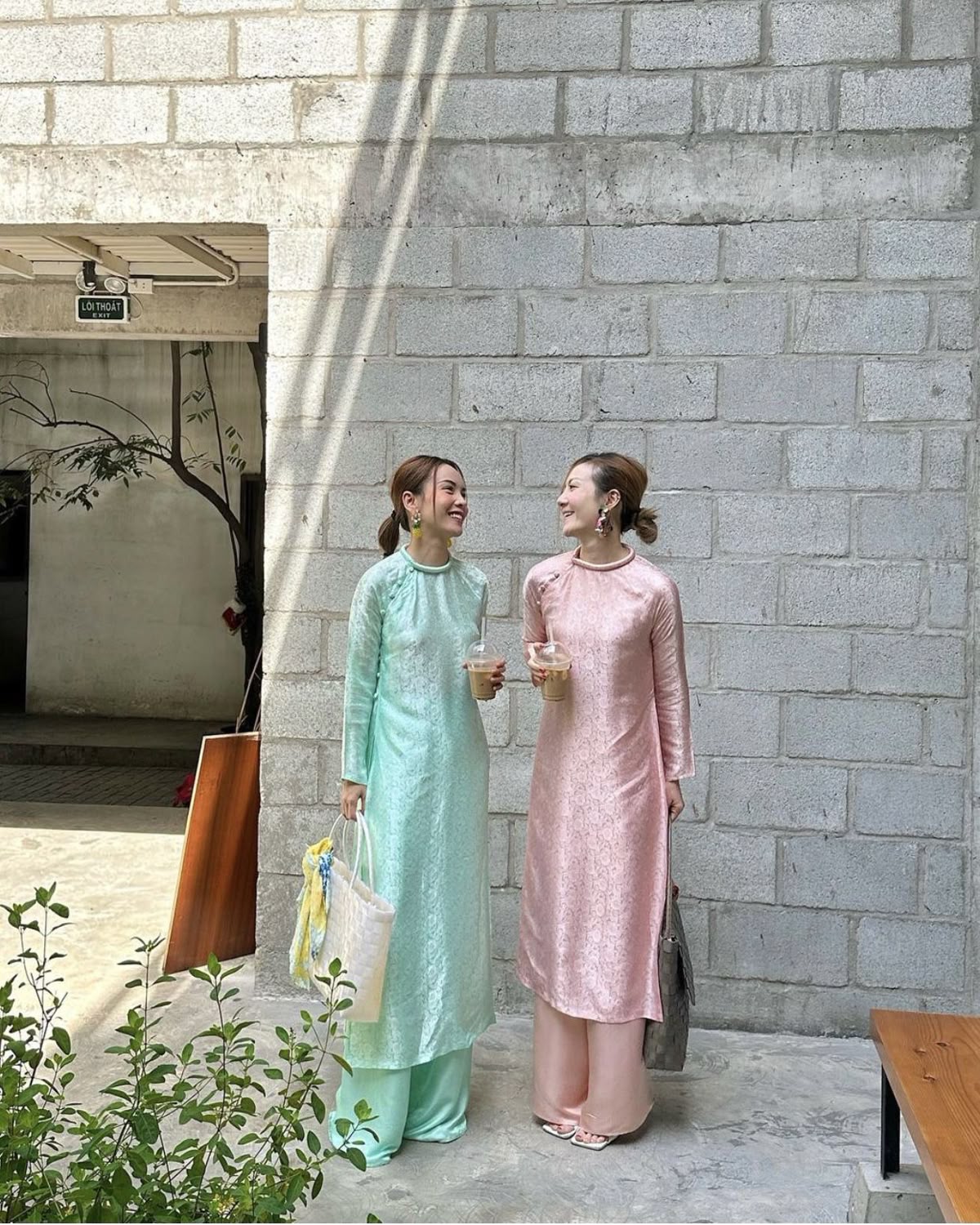 Tiếng cười hòa với hương gió nhẹ