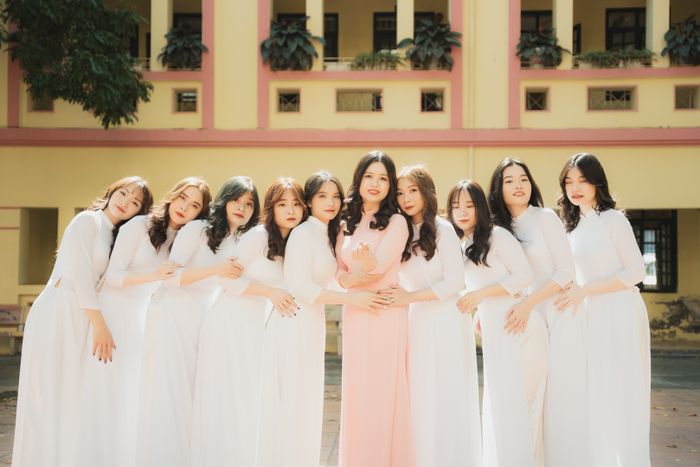Áo dài thướt tha tô màu trời tháng sáu