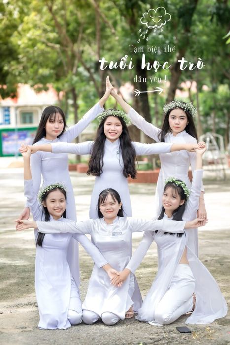 Những bàn tay khẽ chạm nhau đầy trìu mến