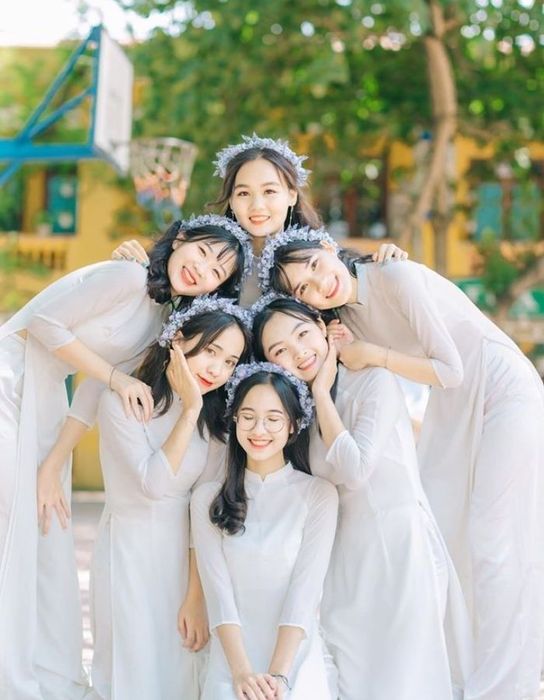 Áo dài nhẹ buông theo làn gió hiền hòa