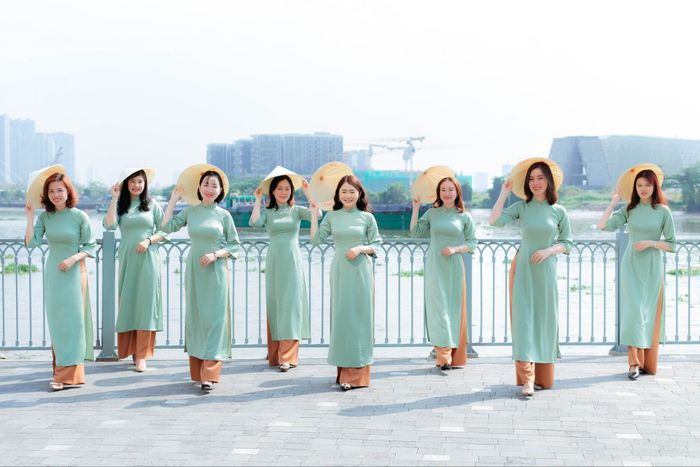 Từng nụ cười là tia nắng ấm trong tim
