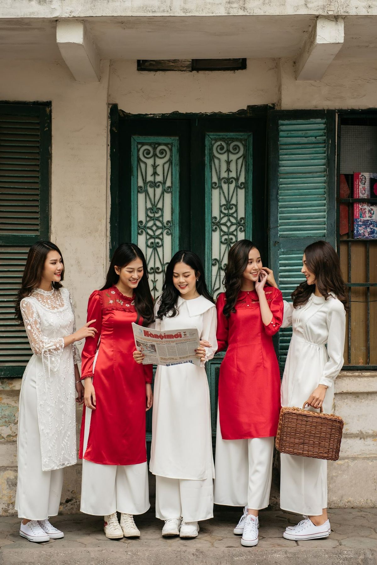 Áo dài níu giữ mùa xuân ở lại