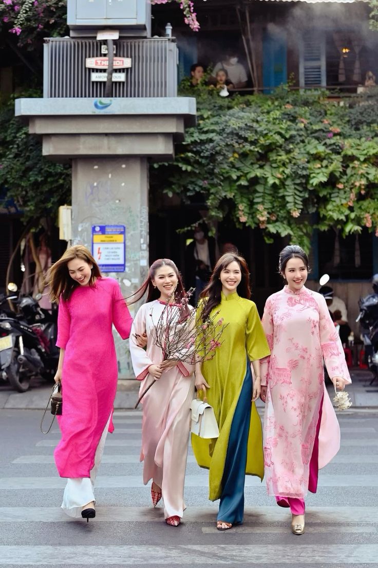 Áo dài khẽ rung trong làn gió thu