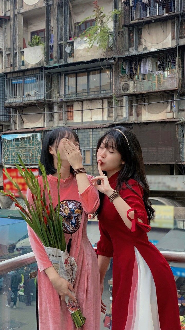 Dáng ai nghiêng dưới tán lá khẽ lay