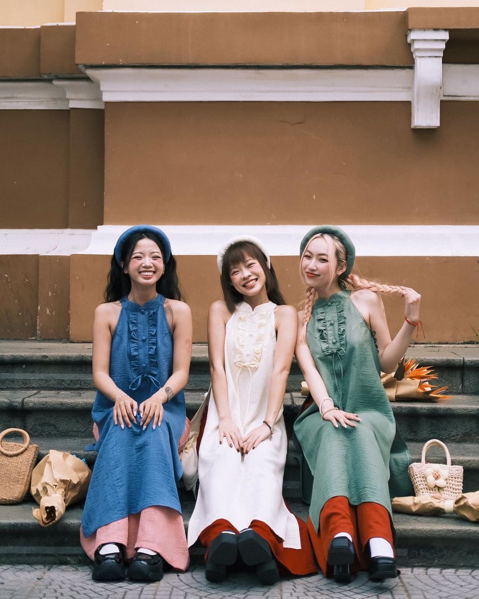 Dáng đứng tựa như dòng nước trôi êm