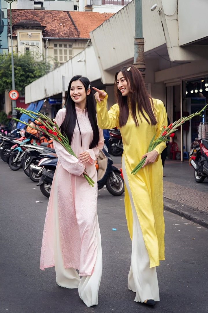 Dáng người như dòng tranh lụa