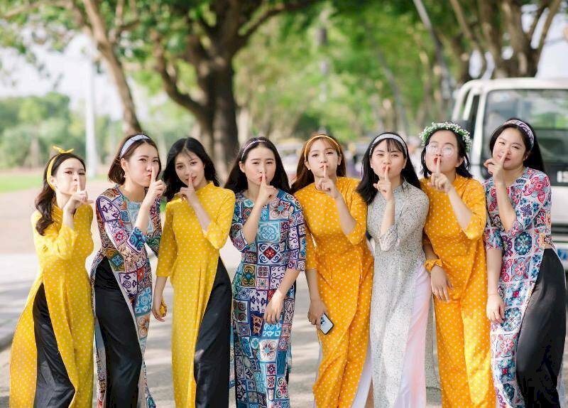 Mới mẻ với 10 cách chụp ảnh nhóm lầy lội cho 8 người