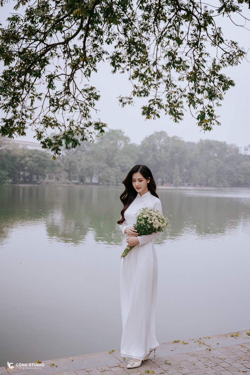 Nắng nghiêng mình, ôm lấy những giấc mơ xưa