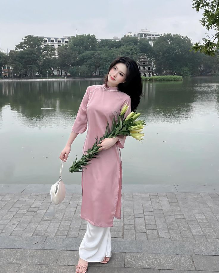 Ta ngồi lại giữa dòng đời vội vã, để thương nhau