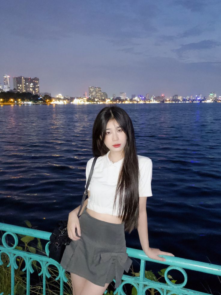 Tạo dáng chụp ảnh ở Hồ Tây