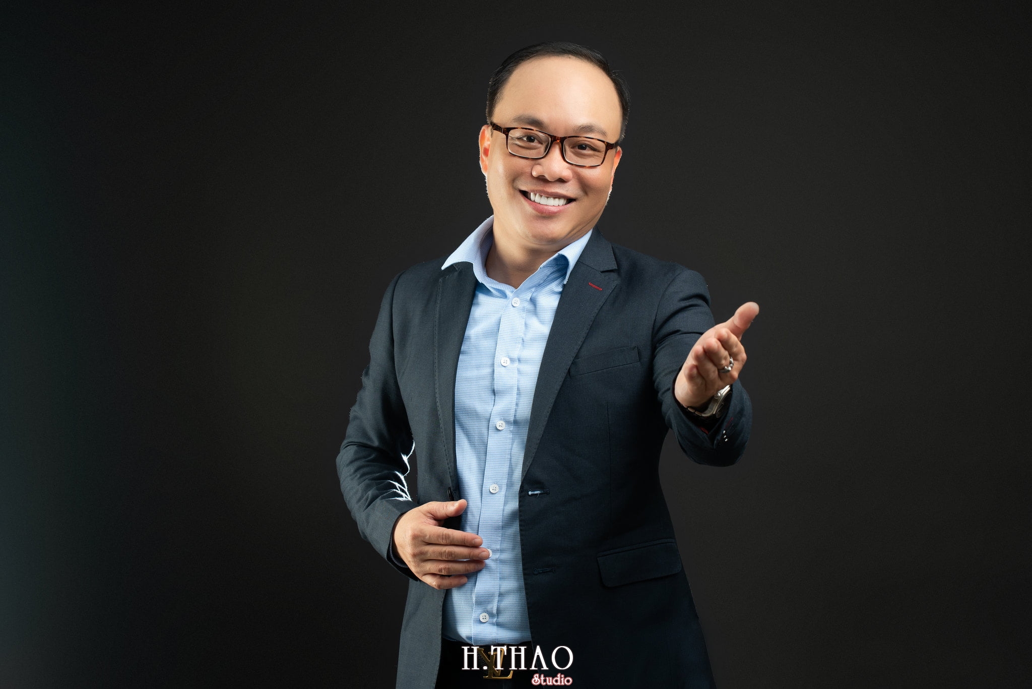 Le Do Duy An 2 - 35 cách tạo dáng chụp ảnh doanh nhân chuyên nghiệp - HThao Studio