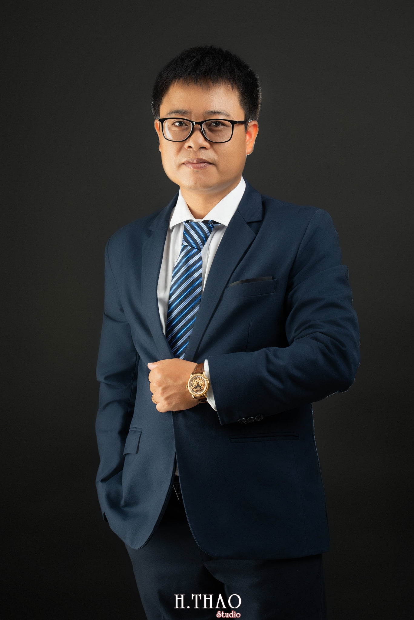 anh Hoang giam doc 1 - 35 cách tạo dáng chụp ảnh doanh nhân chuyên nghiệp - HThao Studio