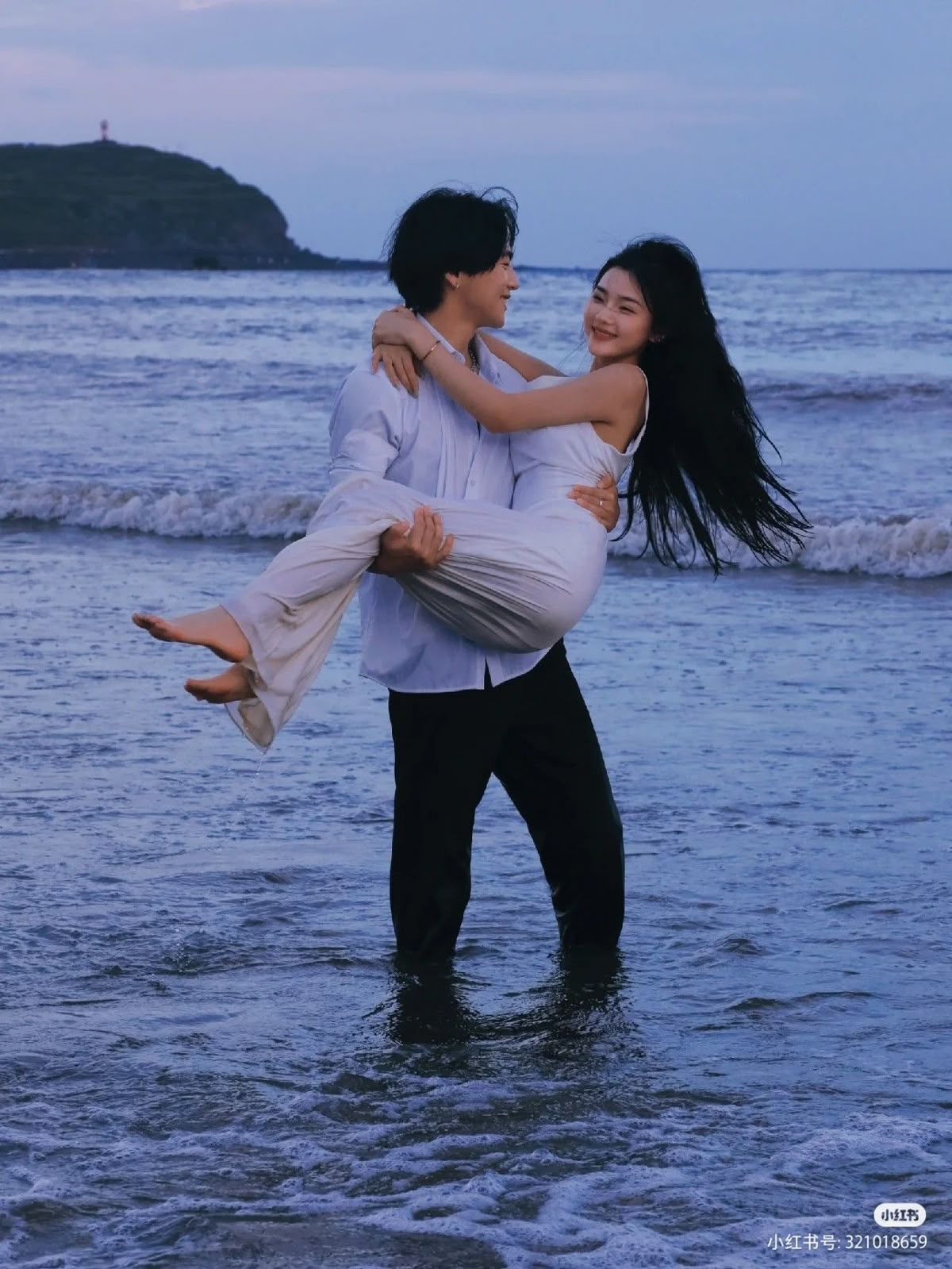 Biển làm nền, còn yêu thương tự tỏa sáng