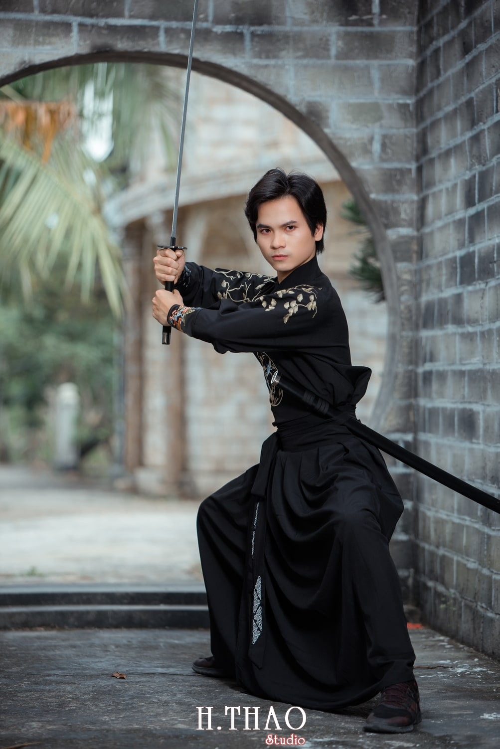 Anh co trang nam 13 - 35 cách tạo dáng chụp ảnh nam ngầu chất ngất - HThao Studio