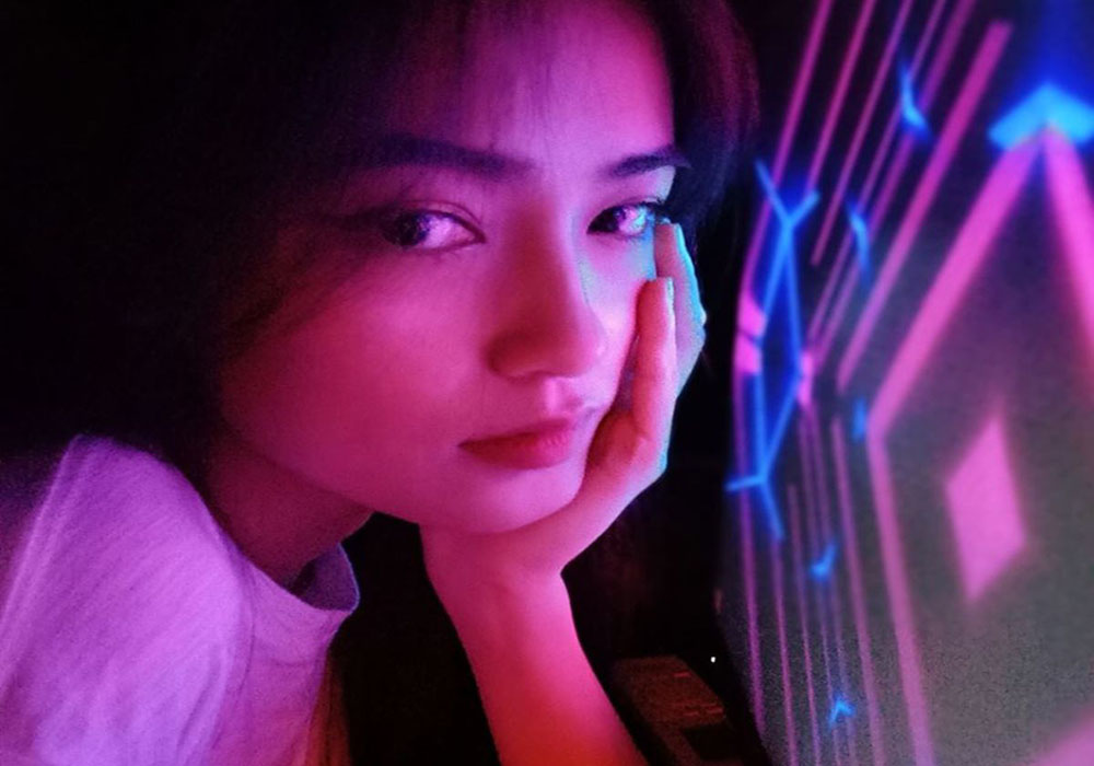 Tạo dáng chụp với màn hình máy tính