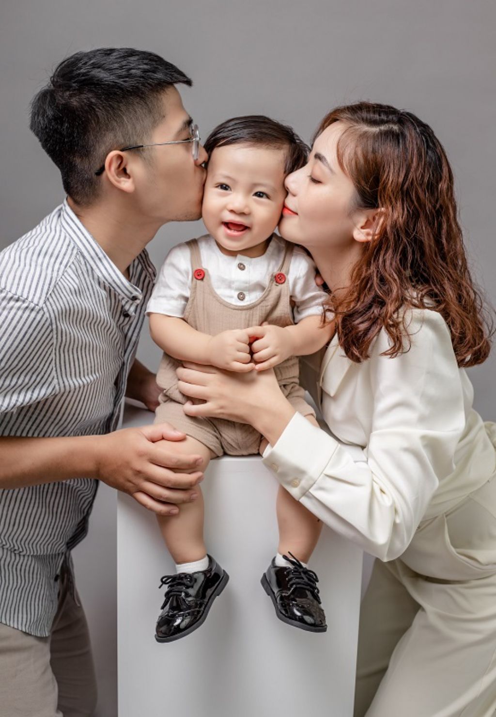 Tạo dáng chụp ảnh gia đình 3 người thật đẹp