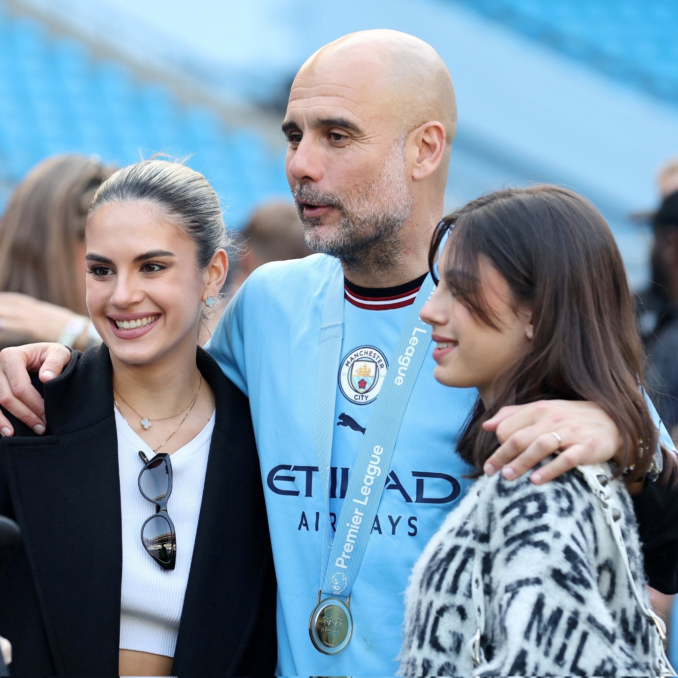 Hai ái nữ xinh đẹp, gợi cảm của HLV Man City khiến fan mê đắm - 1