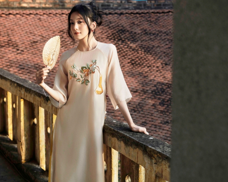 Cách tạo dáng chụp ảnh Tết với áo dài cách tân