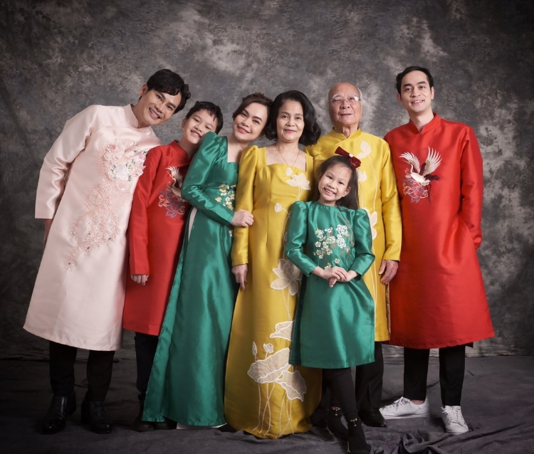 Tạo dáng chụp áo dài Tết cùng gia đình