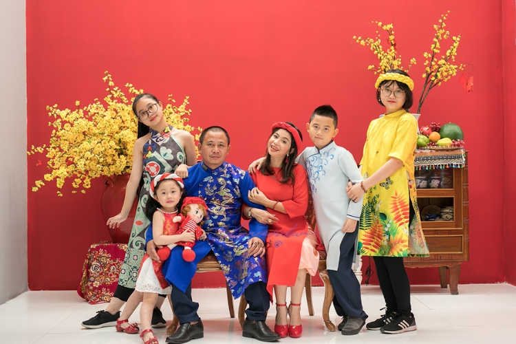 Tạo dáng chụp áo dài Tết cùng gia đình