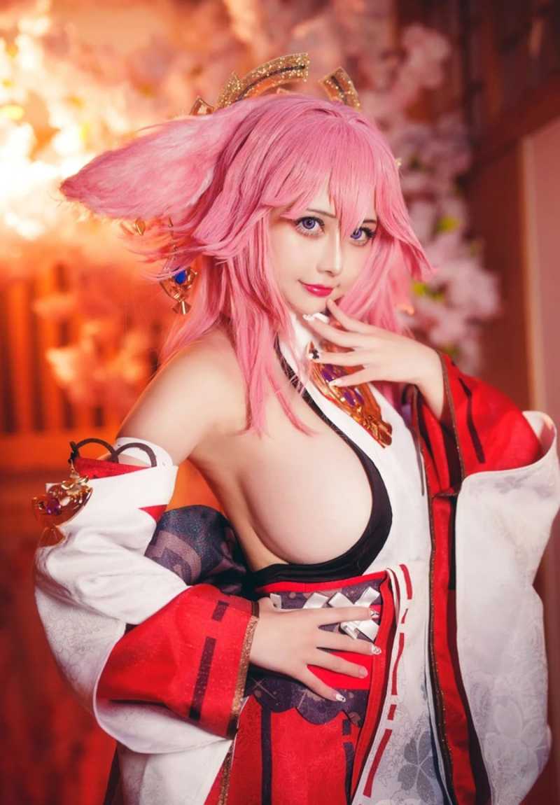 Cosplay Yae Miko lòi ngực to