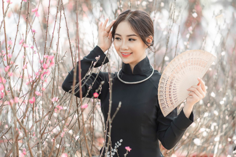 chụp áo dài với quạt gấp