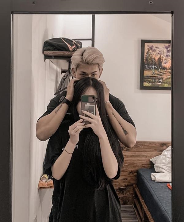 Selfie ôm eo người yêu