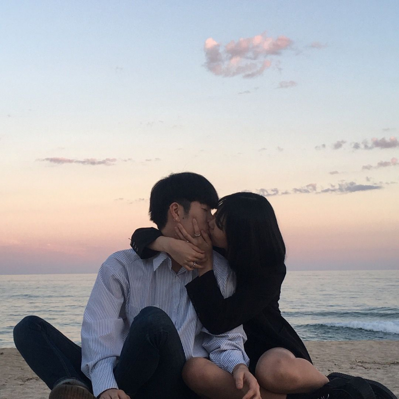 Tạo dáng nắm tay giữa đồng cỏ