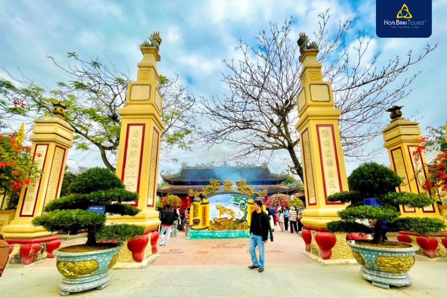 Đền Ông Hoàng Mười là một điểm du lịch độc đáo để khám phá văn hóa và lịch sử địa phương