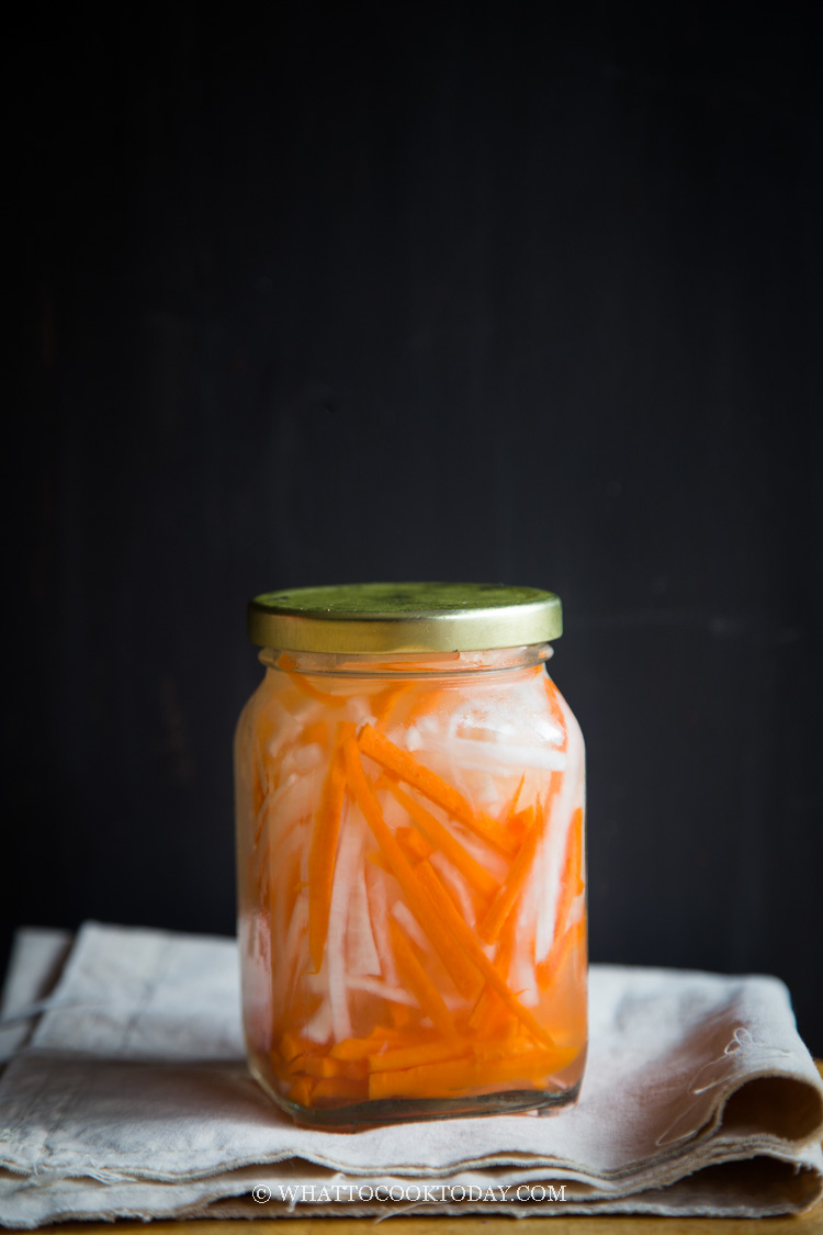 Do Chua (Vietnamese Pickled Daikon and Carrot)