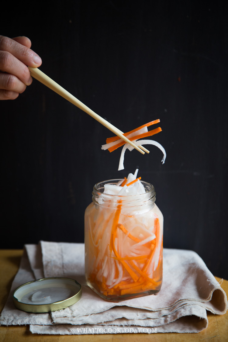 Do Chua (Vietnamese Pickled Daikon and Carrot)