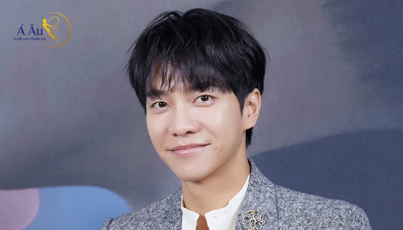 Diễn viên Lee Seung Gi với nụ cười má lúm đồng điếu đốn tim fan nữ