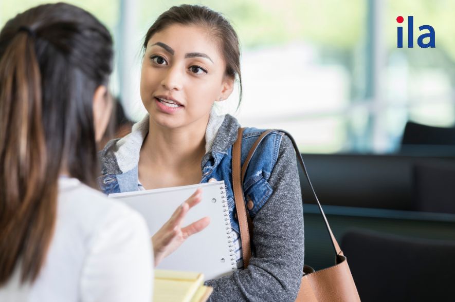 Có một vài sinh viên nán lại sau tiết học để nói cảm ơn giáo sư