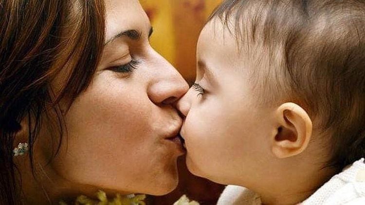 Nhai mớm cơm có thể lây một số bệnh cho trẻ