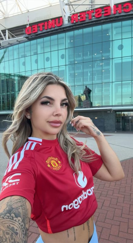 Hot girl "như không mặc gì" sơn hình áo đấu MU lên người, bị cấm vào Old Trafford