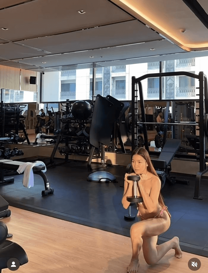Thời trang tập gym: Nóng mắt hình ảnh các cô gái diện bikini tới phòng tập