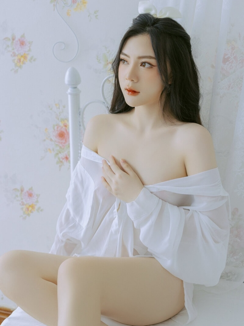 Ảnh gái cởi đồ khoe làn da trắng nõn