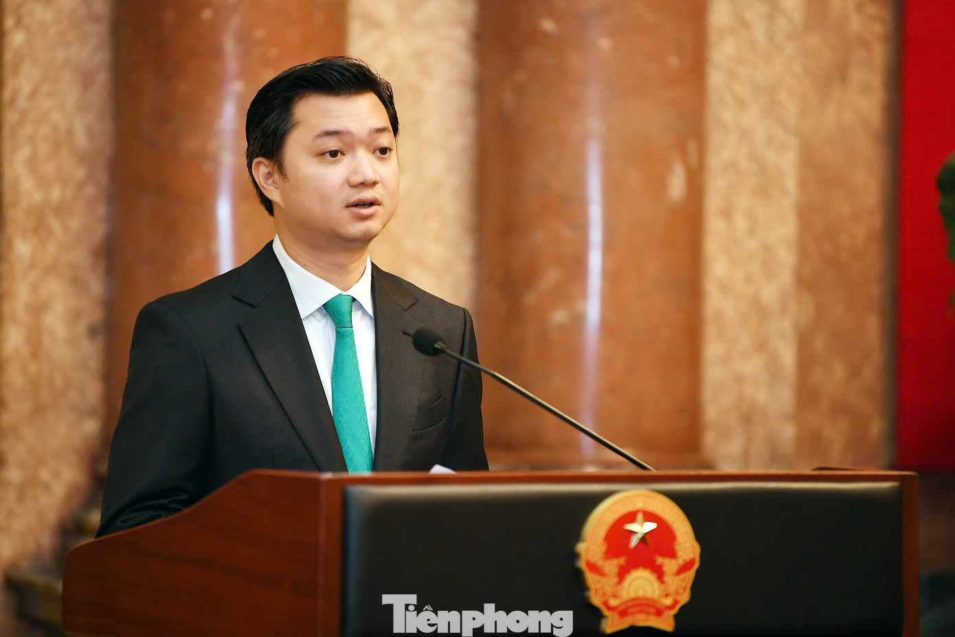 Các nhà khoa học trẻ nhận Giải thưởng Khuê Văn Các lần thứ I, năm 2024 phát biểu, bày tỏ tâm tư, nguyện vọng tại buổi gặp mặt. Ảnh: Dương Triều